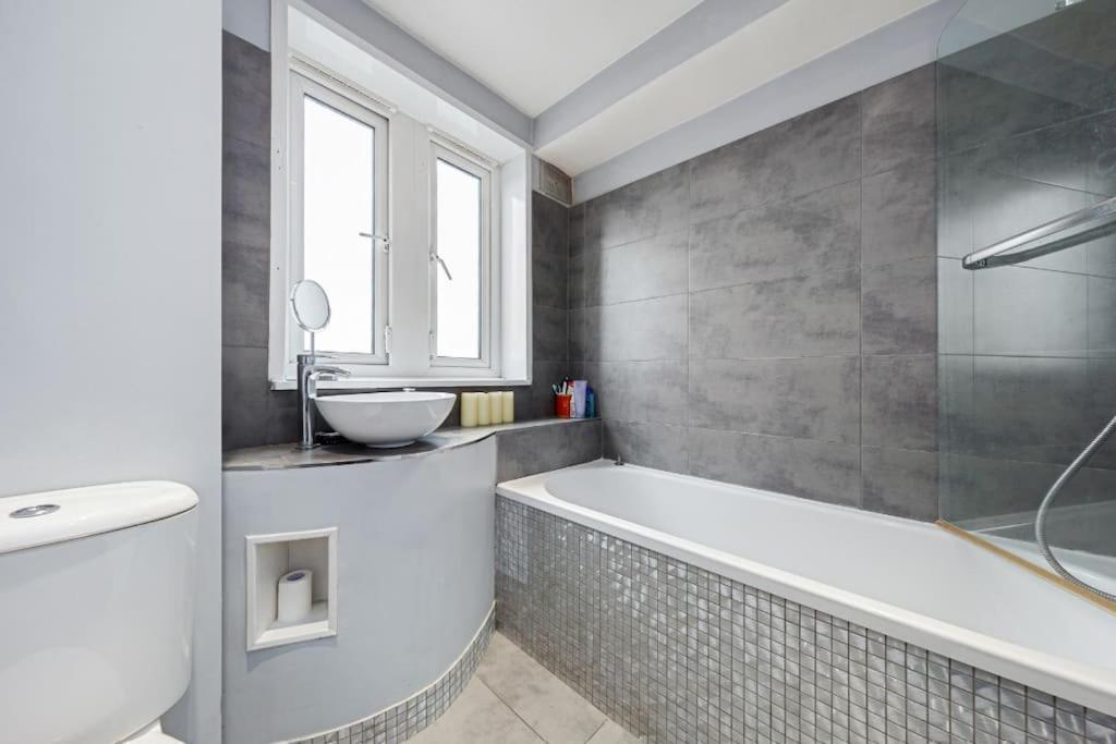 Top Floor 1 Bedroom Apartment With Views Over Лондон Экстерьер фото